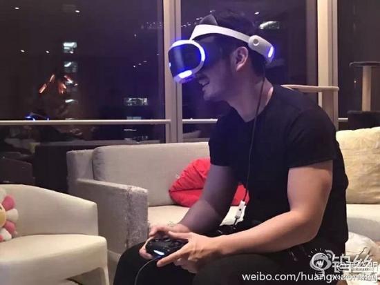 教主自称入PS VR中国第一人 竟激动把桌子坐坏_pic1