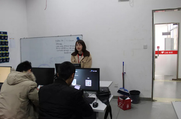 1551064738139587.jpg 配图3 班主任介绍相关事谊.jpg