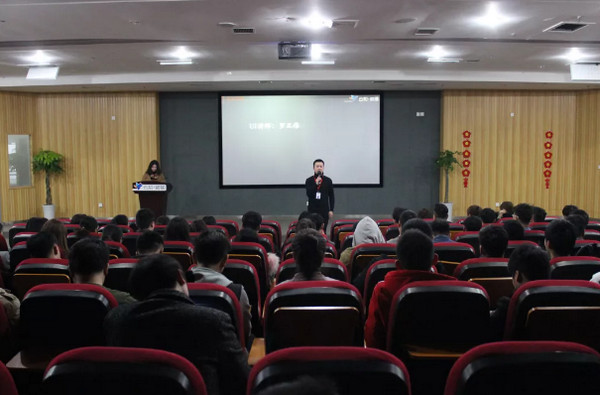 1552619923976164.jpg 配图1 云和数据Java、UI两大专业毕业典礼.jpg