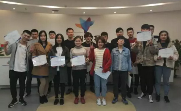 1553566573988453.jpg 配图1 西安云和数据UI班毕业留念.jpg