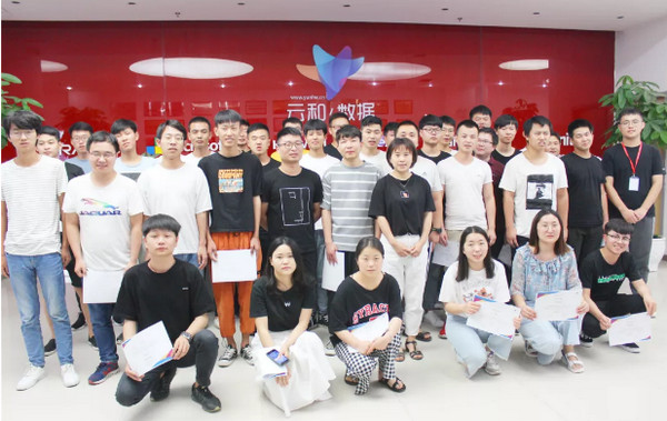 1565333676944184.jpg 配图5 云和数据学员毕业.jpg