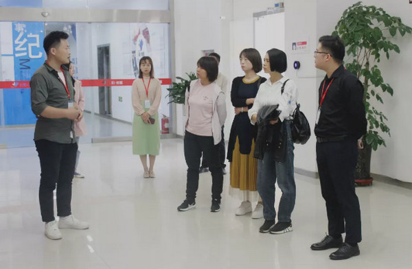 1569200227919726.jpg 配图2 河南科技学院各位领导莅临云和数据参观交流.jpg